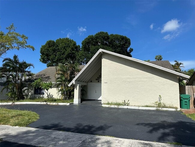 Building Photo - 20605 NE 9th Ct