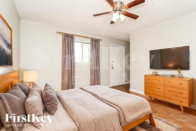 Building Photo - 3205 Hanover Dr