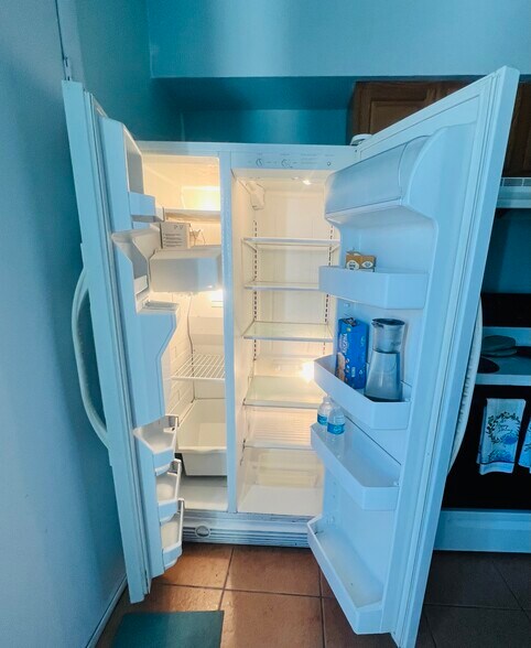 Large fridge and freezer - 4303 La Riviera Ct