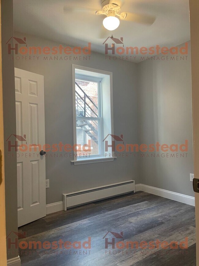 Building Photo - 806 DeKalb St