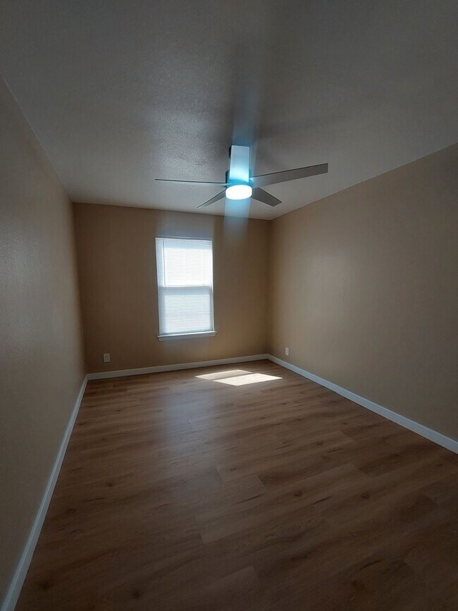 Building Photo - 4 BEDROOM 3 BATHROOM HOME! fully remodeled...