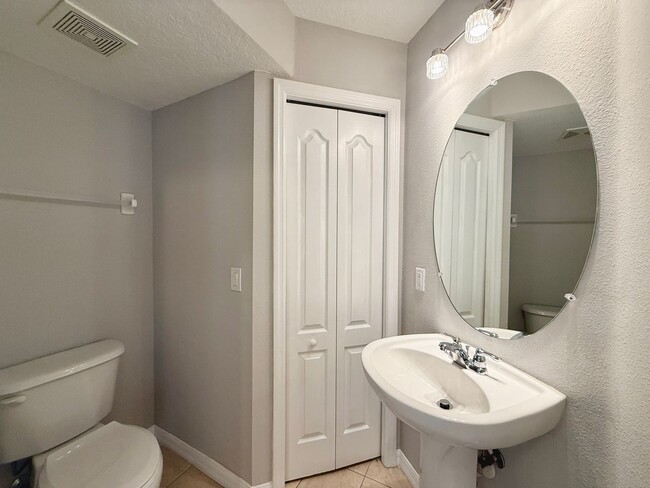 Building Photo - Clean and Comfortable 3 Bedroom Townhome