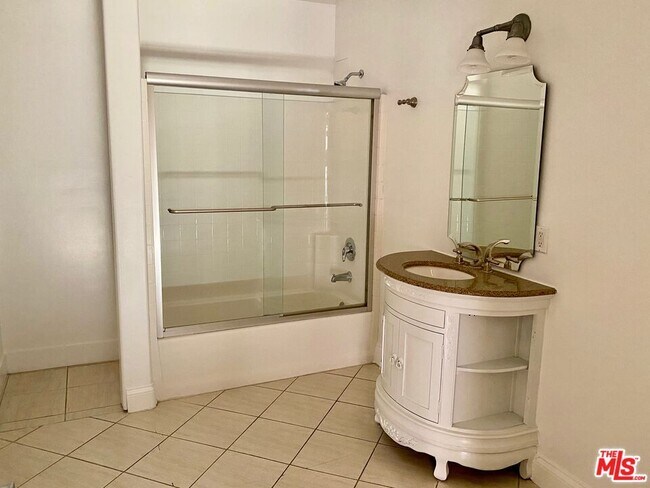 Building Photo - 726 S Santa Fe Ave