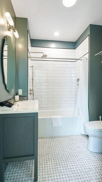 Building Photo - 604 Baronne St