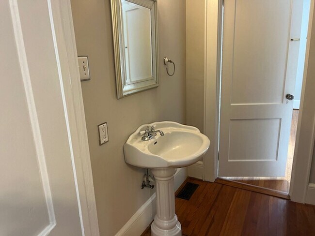 Building Photo - 3 bedroom, 2 bathroom