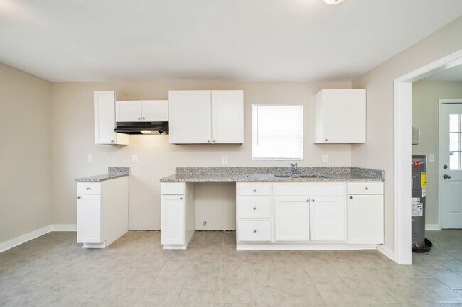 Building Photo - Hidden Gem with Tons of Space and Modern U...