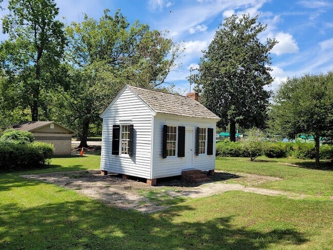 Building Photo - 869 Nursery Rdg Dr