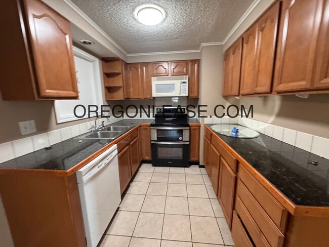 Building Photo - Large 5 bedroom North Eugene Home with lar...