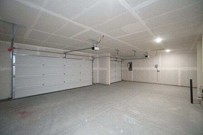 Building Photo - 1218 W Bass River Dr