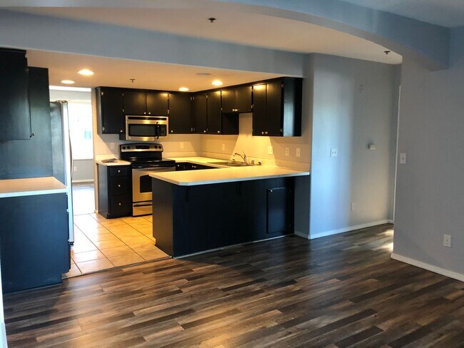 Building Photo - ***PENDING APPLICATION***Modern and spacious 2 bedroom condo with bonus room!