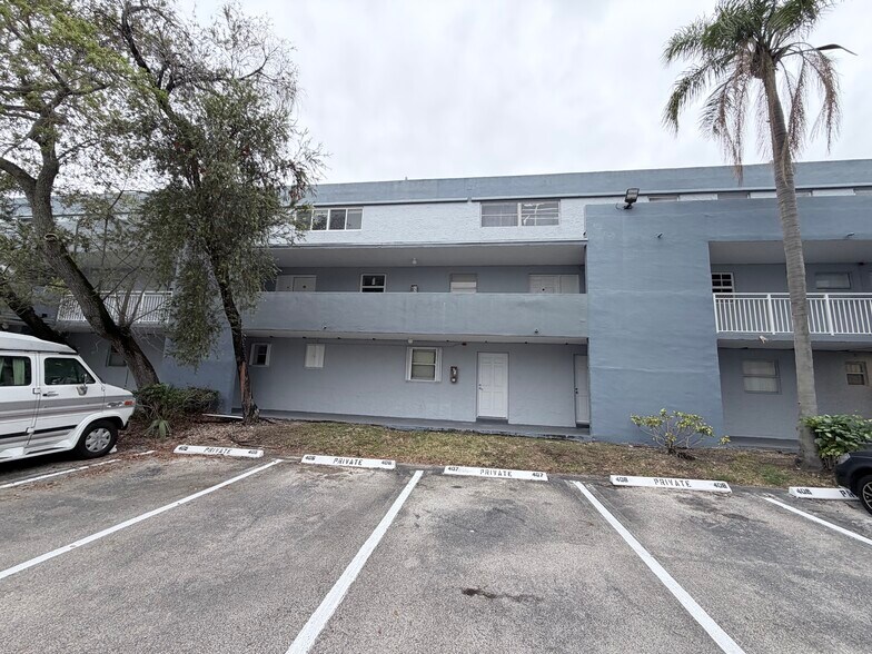 Building Photo - 9365 Fontainebleau Blvd