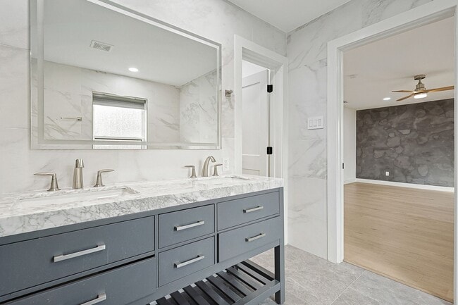 Building Photo - 12417 Quincy Ln