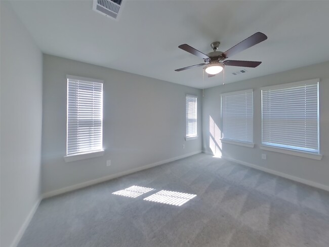 Building Photo - 9835 Willow Creek Commerce Dr