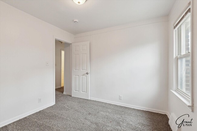 Building Photo - $1250 4 bedroom