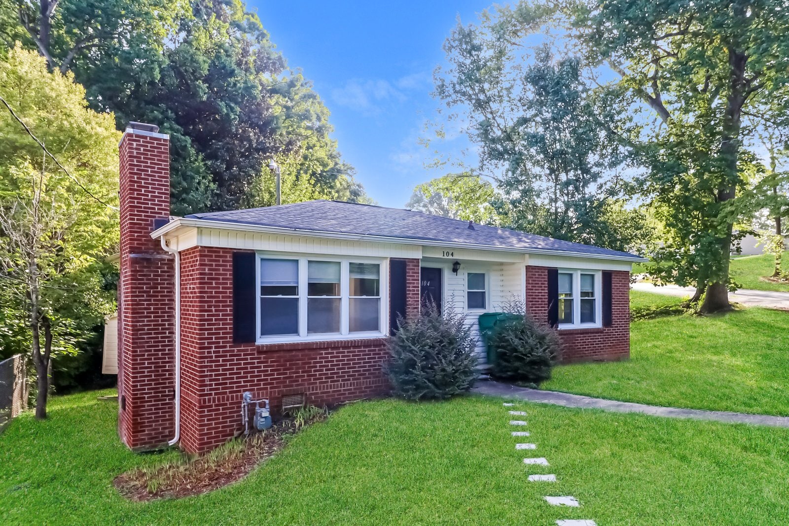 Building Photo - 104 Forest Ln Dr