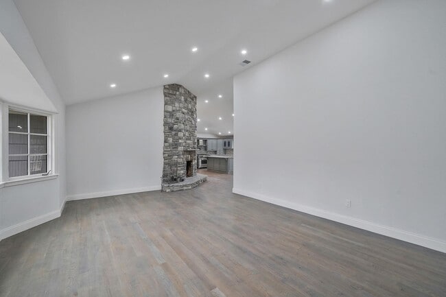Building Photo - 257 Southlawn Ave