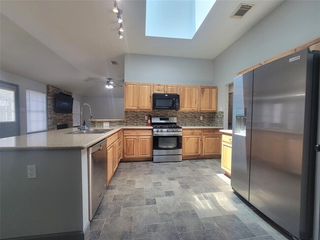 Building Photo - 16115 Lakestone Dr