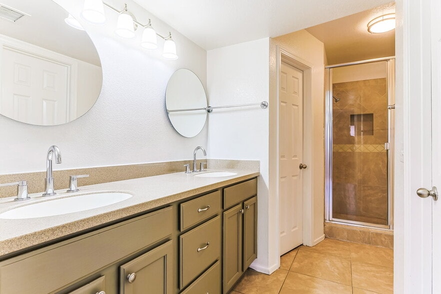 Building Photo - 1232 W Riviera Dr