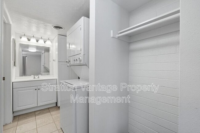 Building Photo - 4114 E Calle Redonda