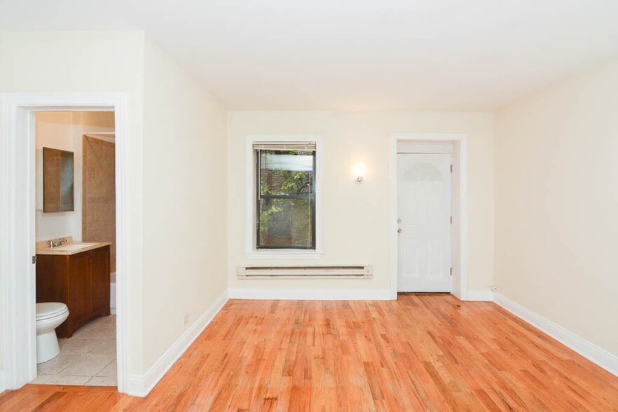 Building Photo - 1352 N Dearborn St