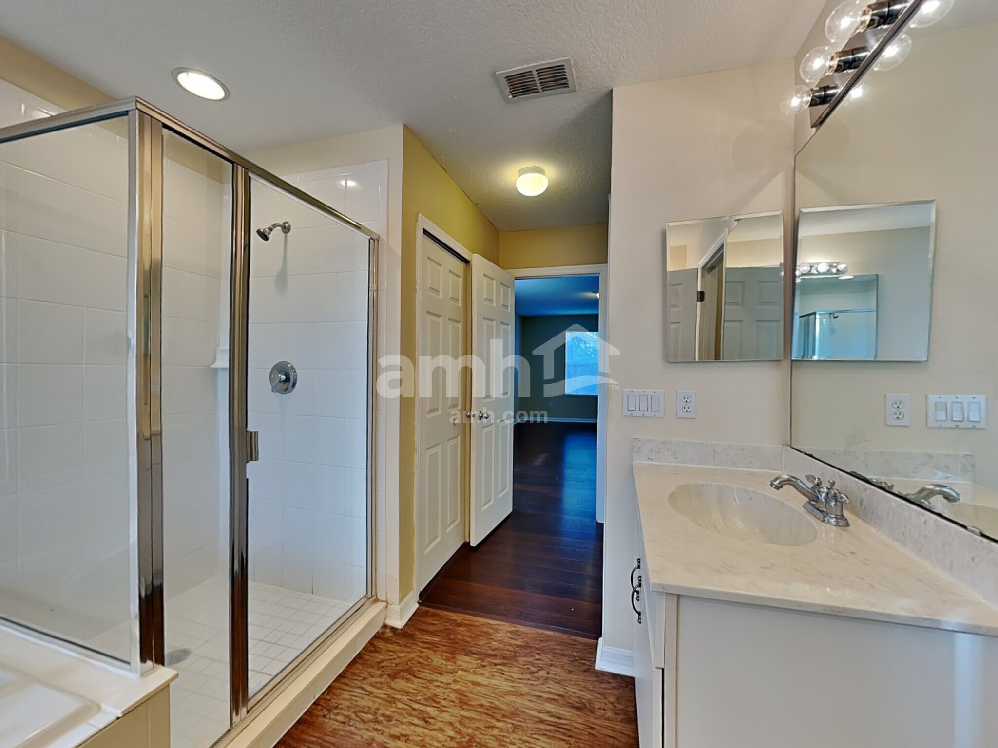 Building Photo - 8857 Palisades Beach Ave