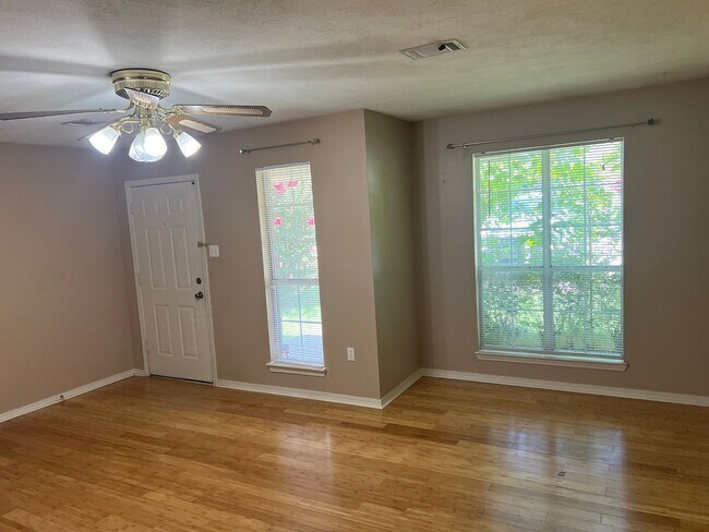 Building Photo - 3 Bed 2 Bath Duplex