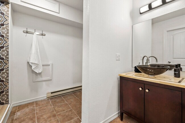 Building Photo - 211 Lakeshore Dr