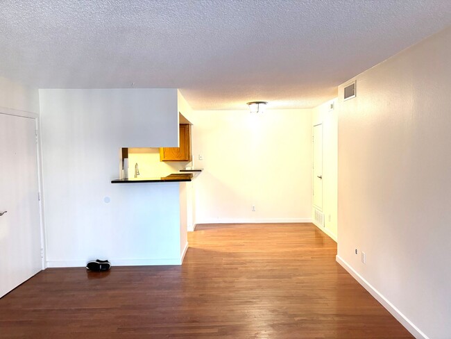 Building Photo - Nicely updated 2bd 2 ba Condo for rent Den...