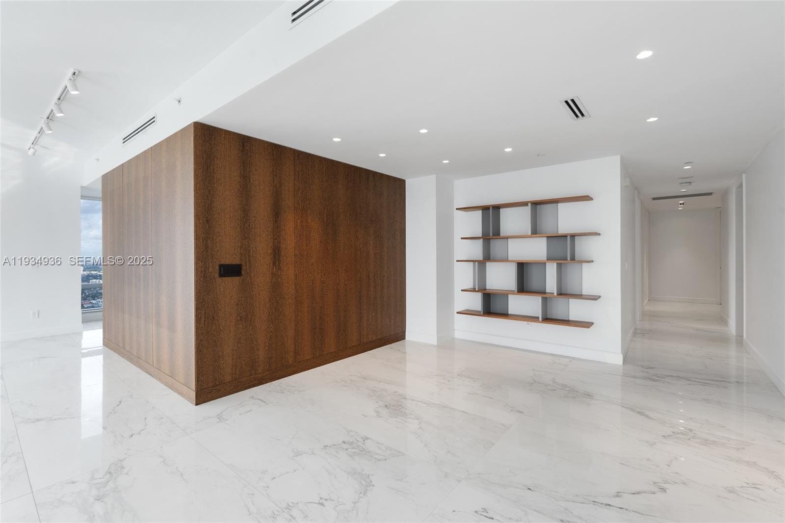 Building Photo - 1425 Brickell Ave