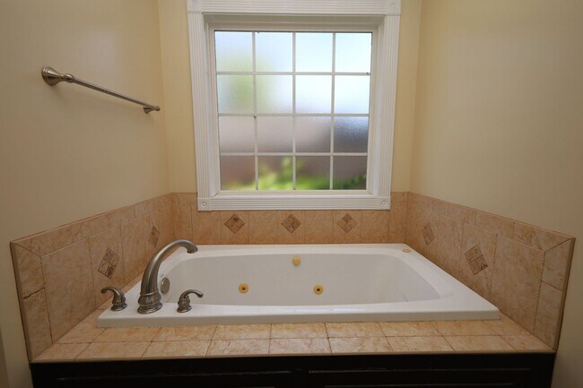 Building Photo - 4338 Kenilworth Cir