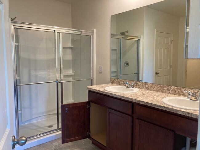 Building Photo - 863 Carlyle Ave