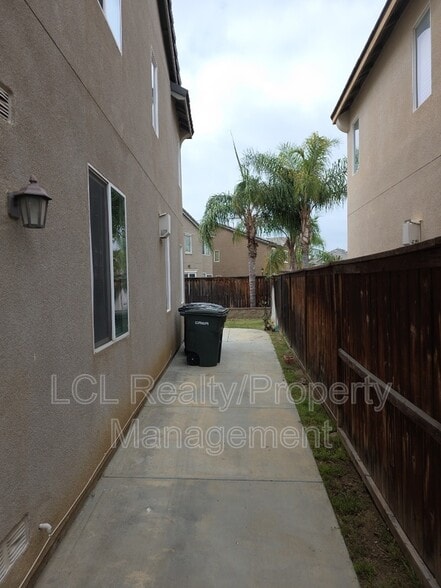 Building Photo - 1737 Dobell St