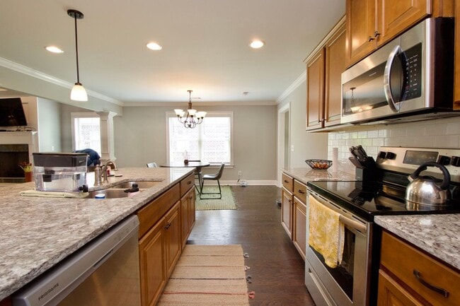 Building Photo - Immaculate 3BR/2BA Home in The Estates – P...