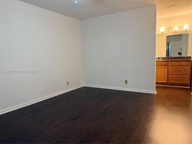 Building Photo - 2902 Carambola Cir N