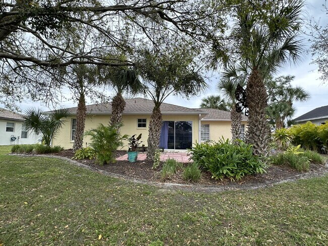 Building Photo - You'll love this charming 3/2/2 home in th...