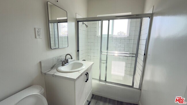 Building Photo - 975 S Kingsley Dr