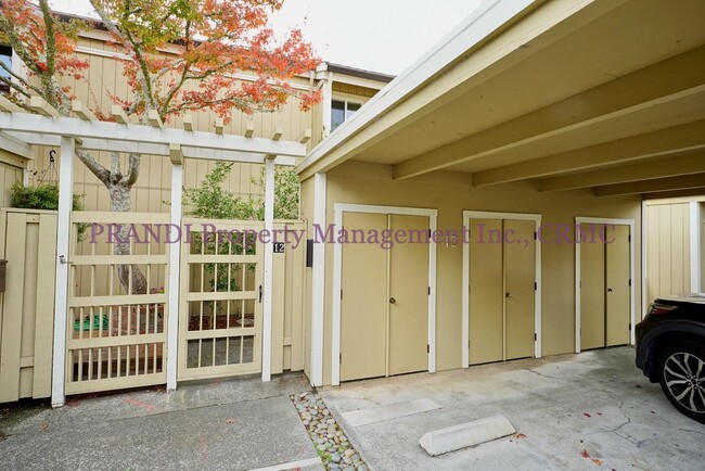 Building Photo - Charming Shelter Ridge 3 Bedroom and 2.5 B...