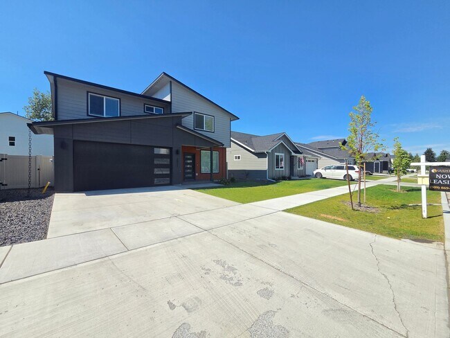Building Photo - $2,500 - 4 Bed / 2.5 Stunning Home in Five Mile Prairie Neighborhood