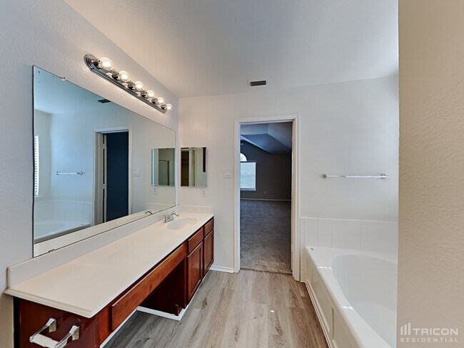 Building Photo - 7483 Tormes