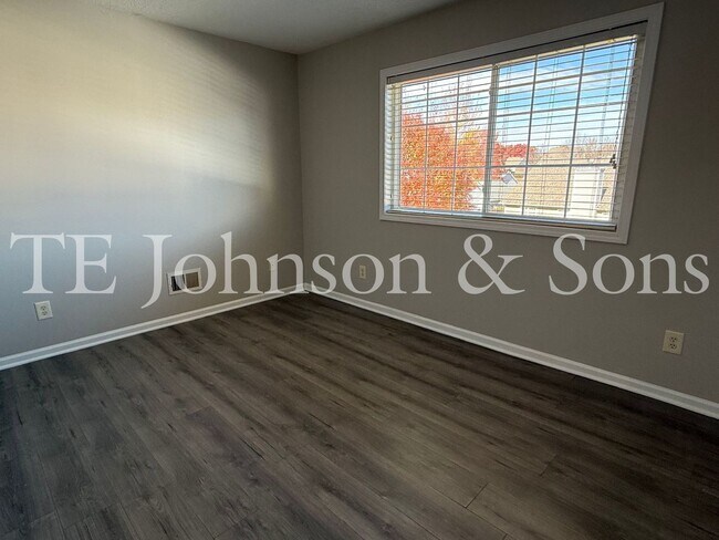 Building Photo - Spacious 4 Bedroom Home with Modern Comfor...