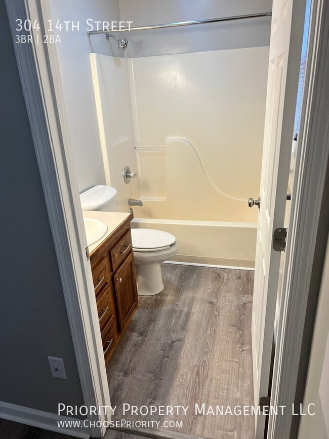 Building Photo - 304 14th St