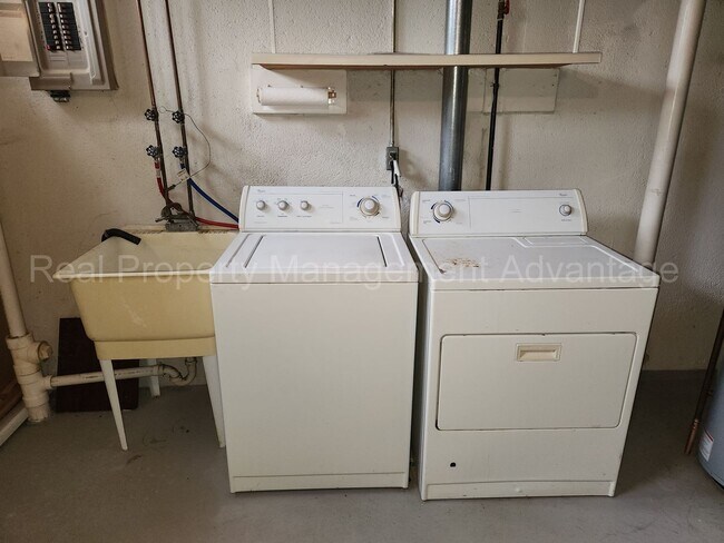 Building Photo - Renovated and Super Clean 2 Bed/1.5 Bath C...
