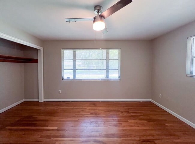 Building Photo - Centrally Located 3BR/2BA House - Availabl...