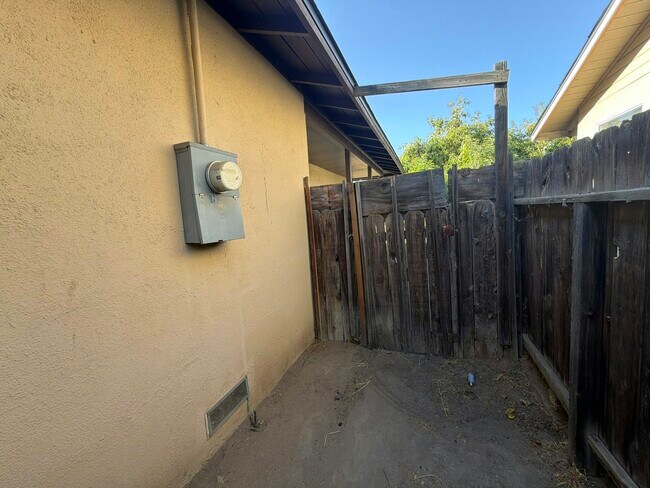 Building Photo - 4683 E Thomas Ave
