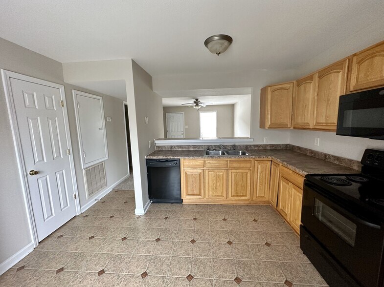 Building Photo - 121 Coyote Ct