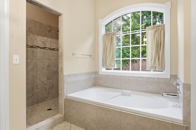 Building Photo - 4 Bed/3 Bath. Pet Friendly. Master on Main