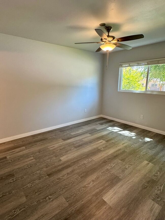 Building Photo - Beautiful & Welcoming 3 Bed/2 Bath Walking...