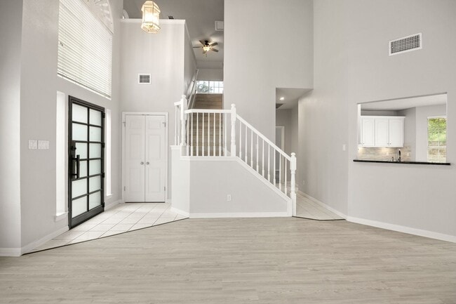Building Photo - Spacious 3 Bed, 2.5 Bath in Prime Lakeway Location