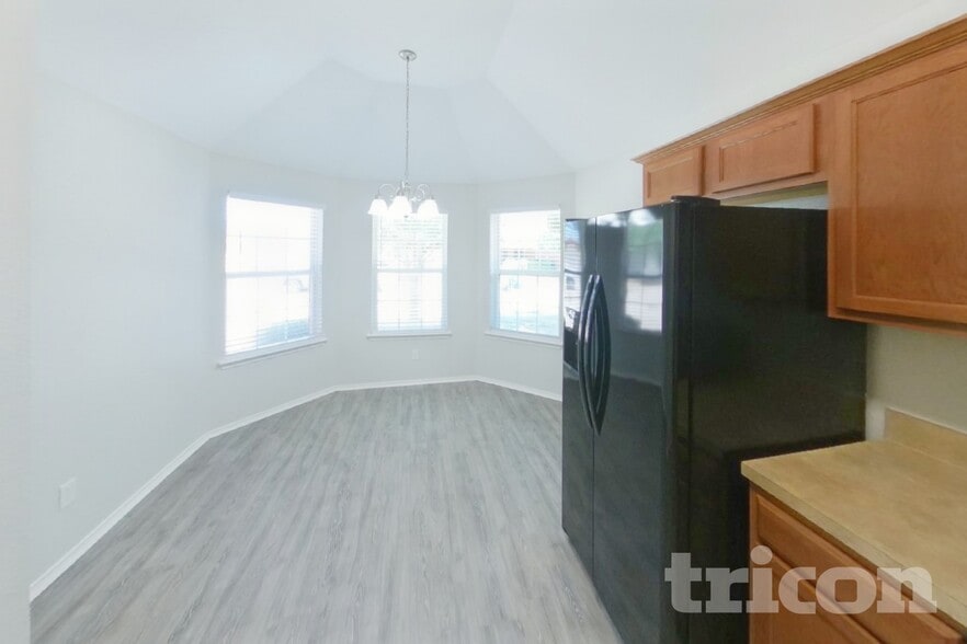 Building Photo - 1615 Hillside Dr