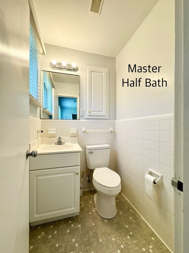 Building Photo - MOVE IN READY! SUPERB Home in Sea Gate - c...